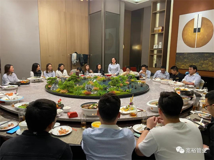 ▲開(kāi)業(yè)相聚，相談甚歡不在于是否有珍饈百味