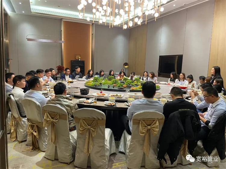 ▲濟(jì)濟(jì)一堂，不亦樂(lè)乎